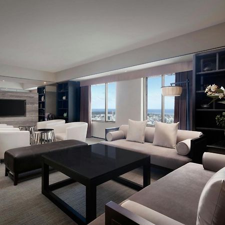 Sheraton Taitung Hotel Bagian luar foto A living room in a suite at the Ritz-Carlton, Dubai