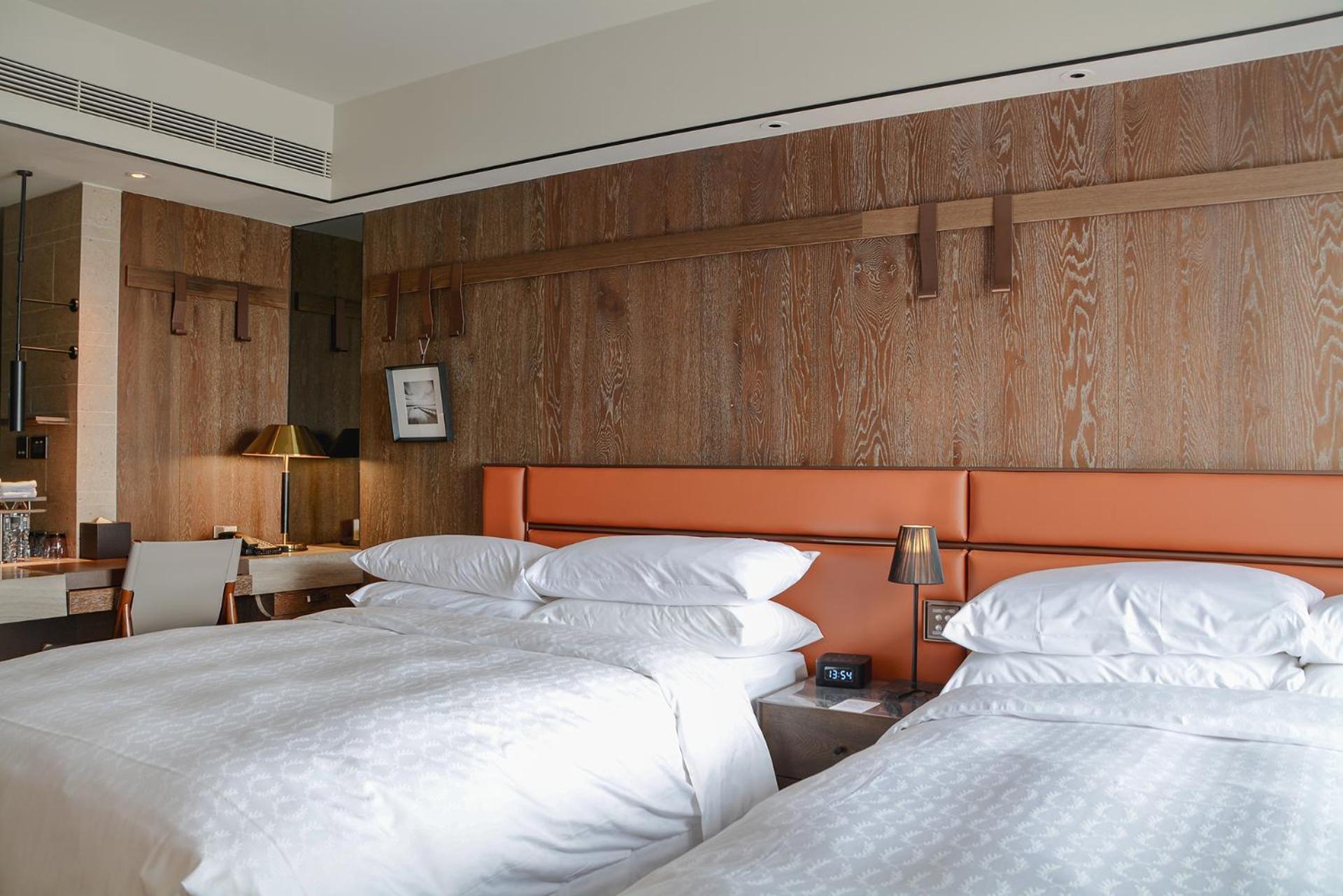 Sheraton Taitung Hotel Bagian luar foto A room at the hotel