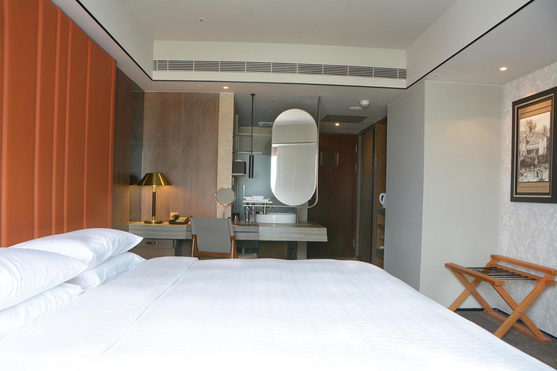 Sheraton Taitung Hotel Bagian luar foto A room at the hotel