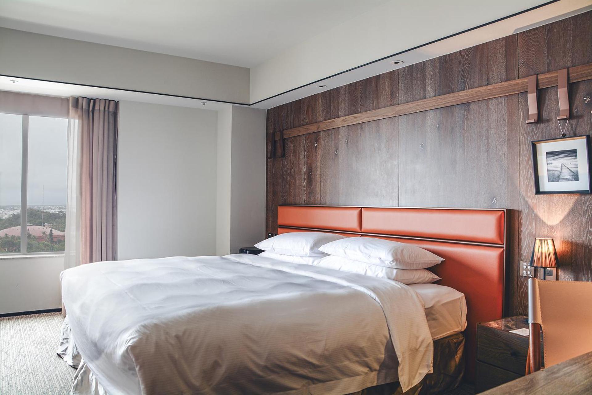 Sheraton Taitung Hotel Bagian luar foto A bedroom at the hotel