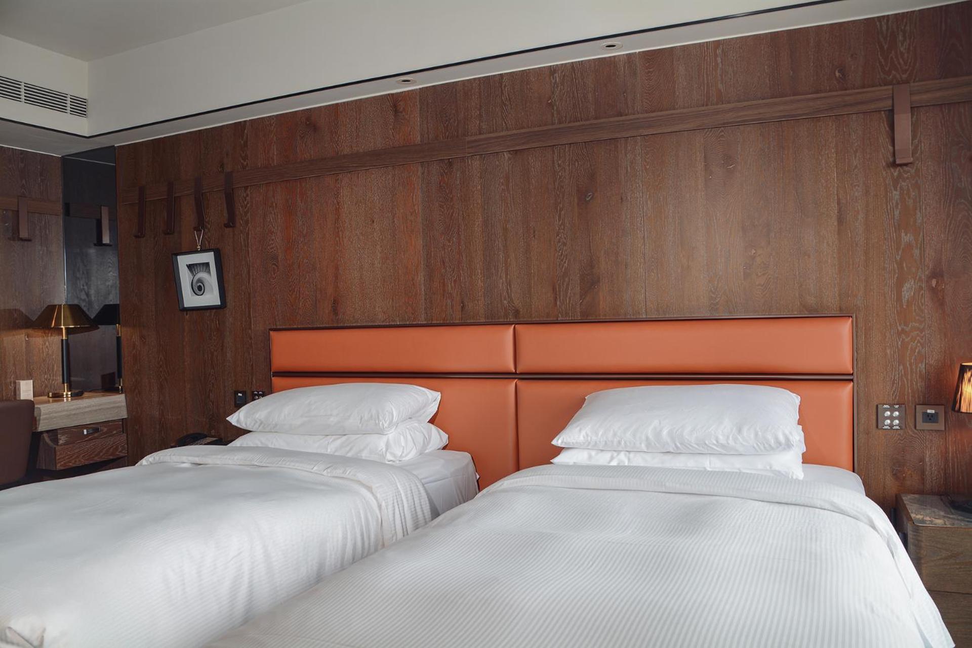 Sheraton Taitung Hotel Bagian luar foto A room at the hotel