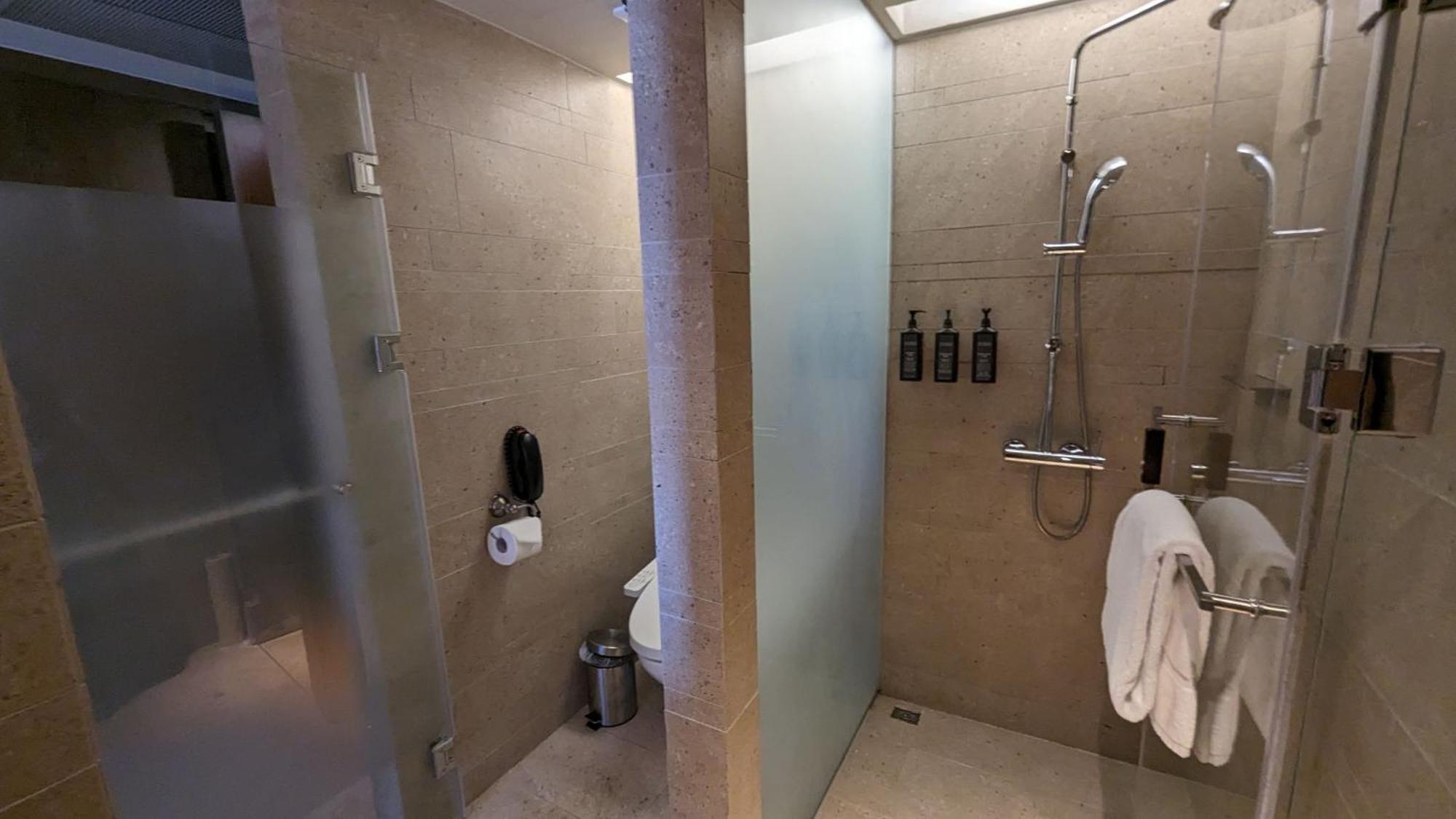 Sheraton Taitung Hotel Bagian luar foto Bathroom of a First Suite