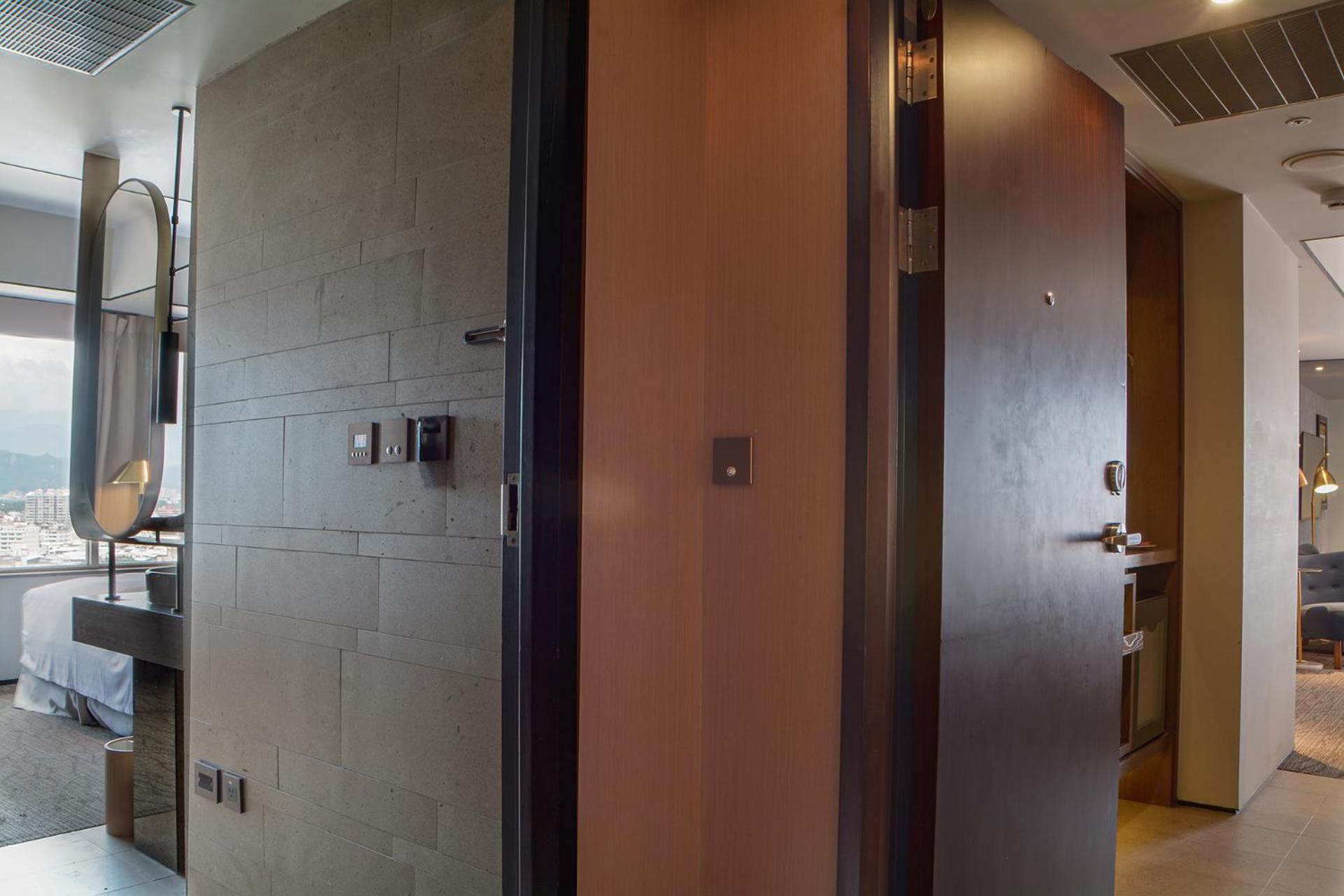 Sheraton Taitung Hotel Bagian luar foto A sliding door