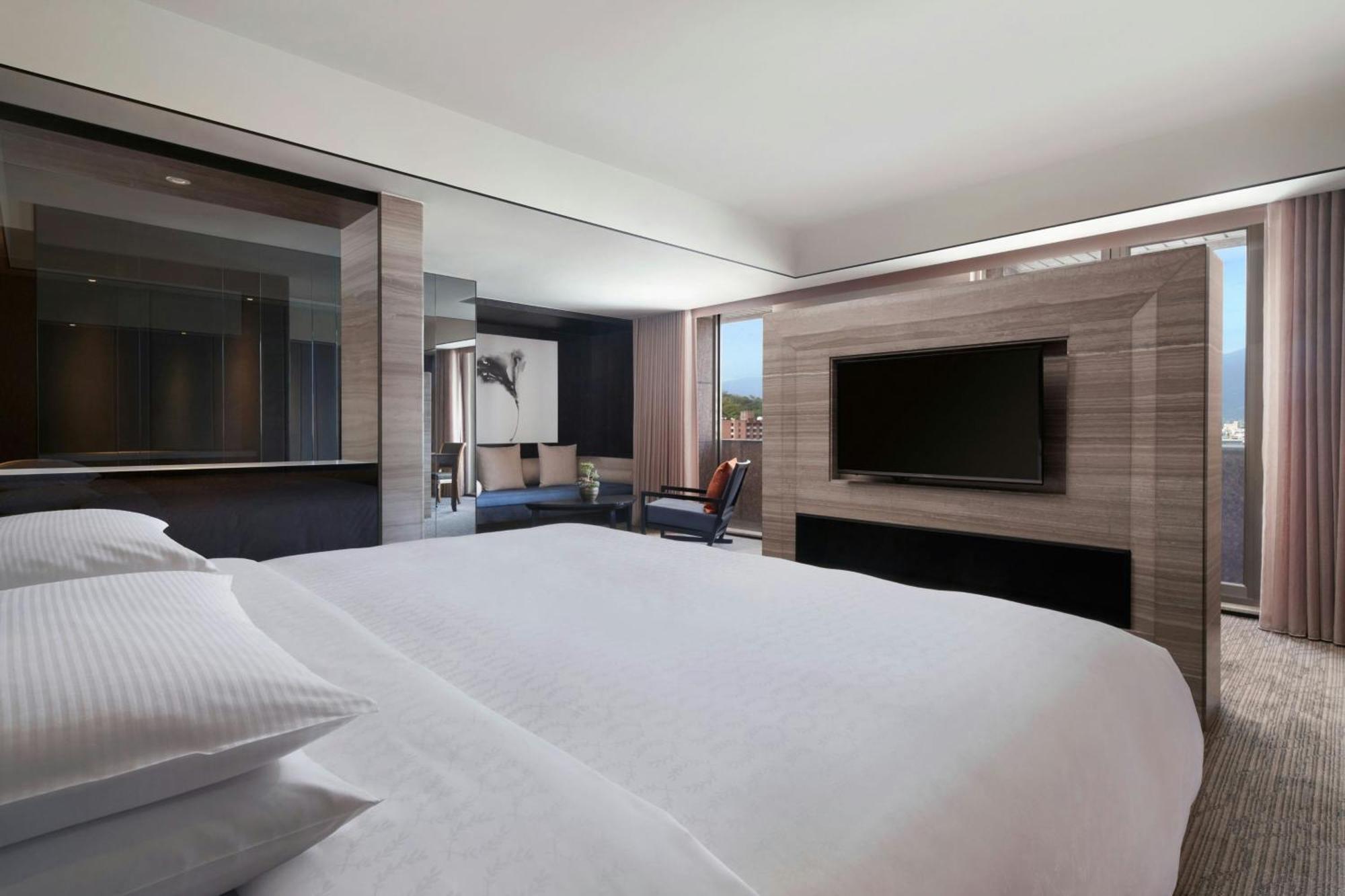 Sheraton Taitung Hotel Bagian luar foto A bedroom at the hotel