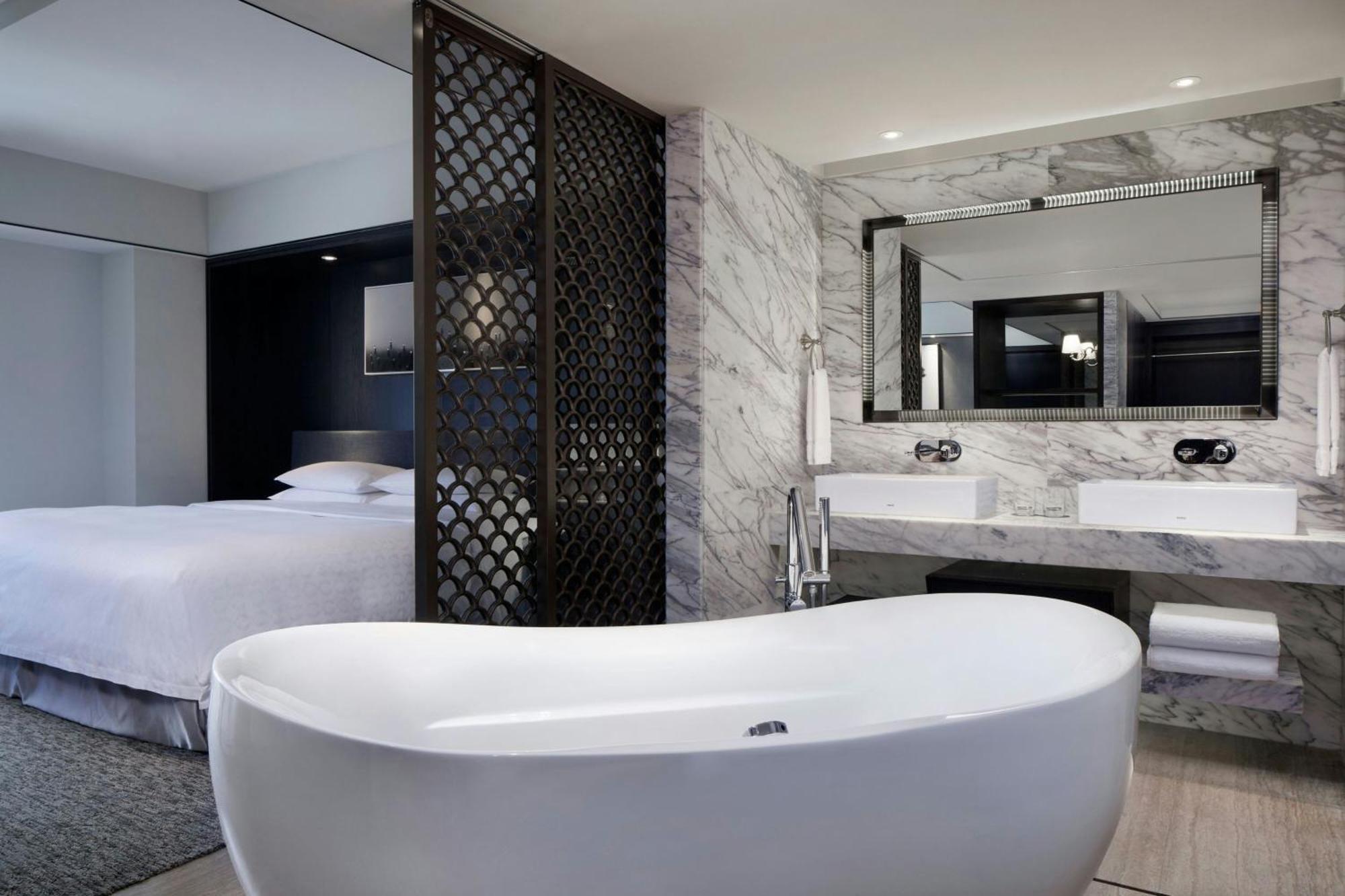 Sheraton Taitung Hotel Bagian luar foto A bathroom at the hotel