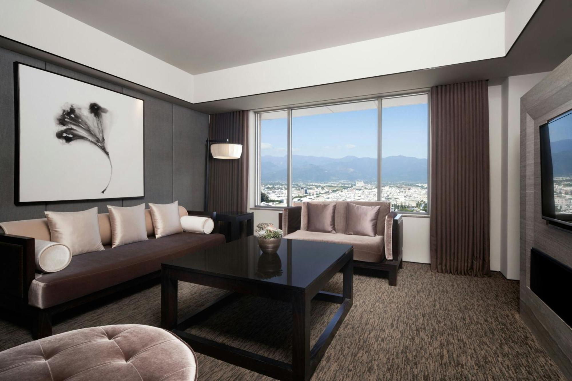 Sheraton Taitung Hotel Bagian luar foto A suite at the MGM Grand