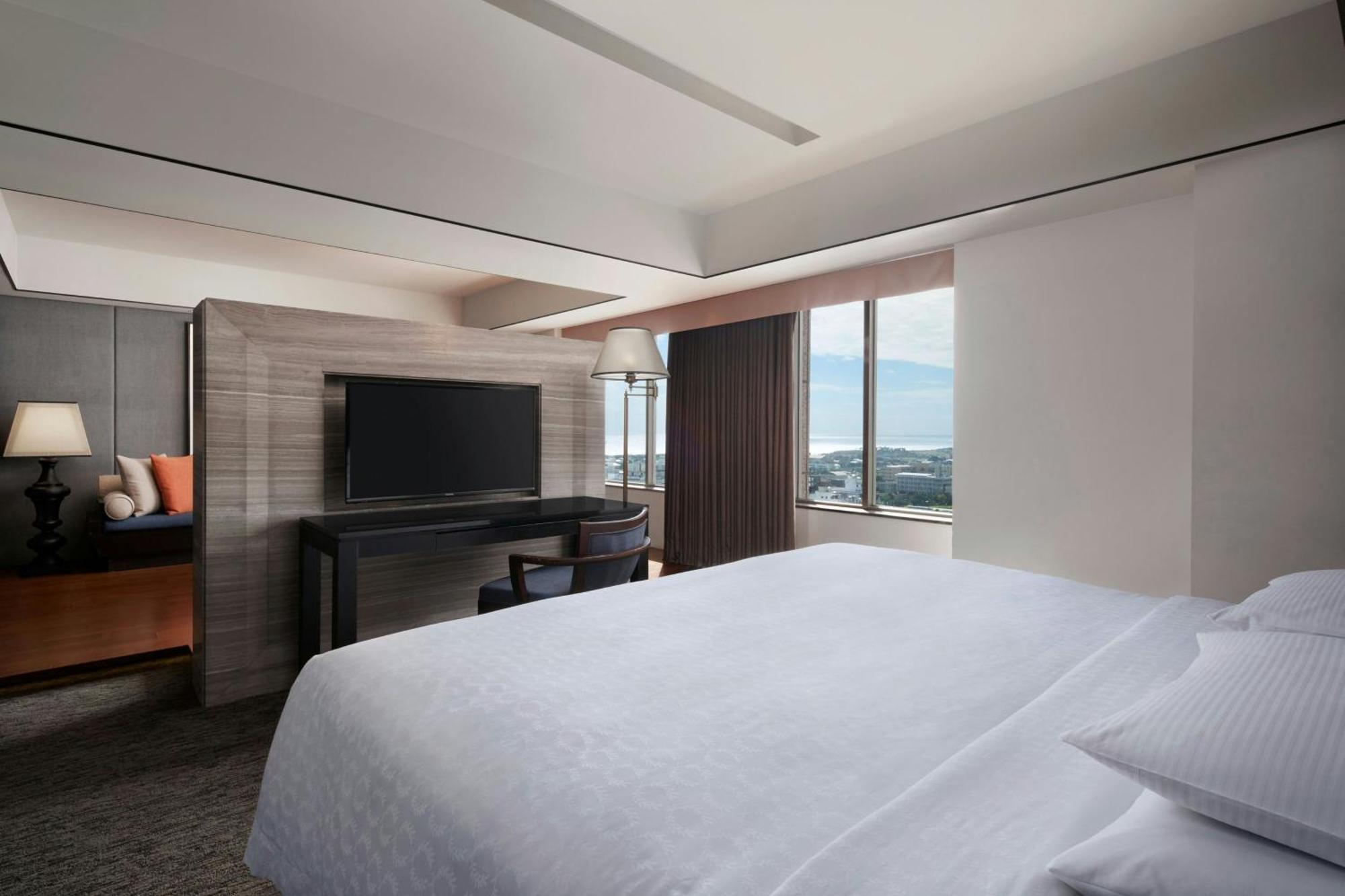 Sheraton Taitung Hotel Bagian luar foto A bedroom at the hotel