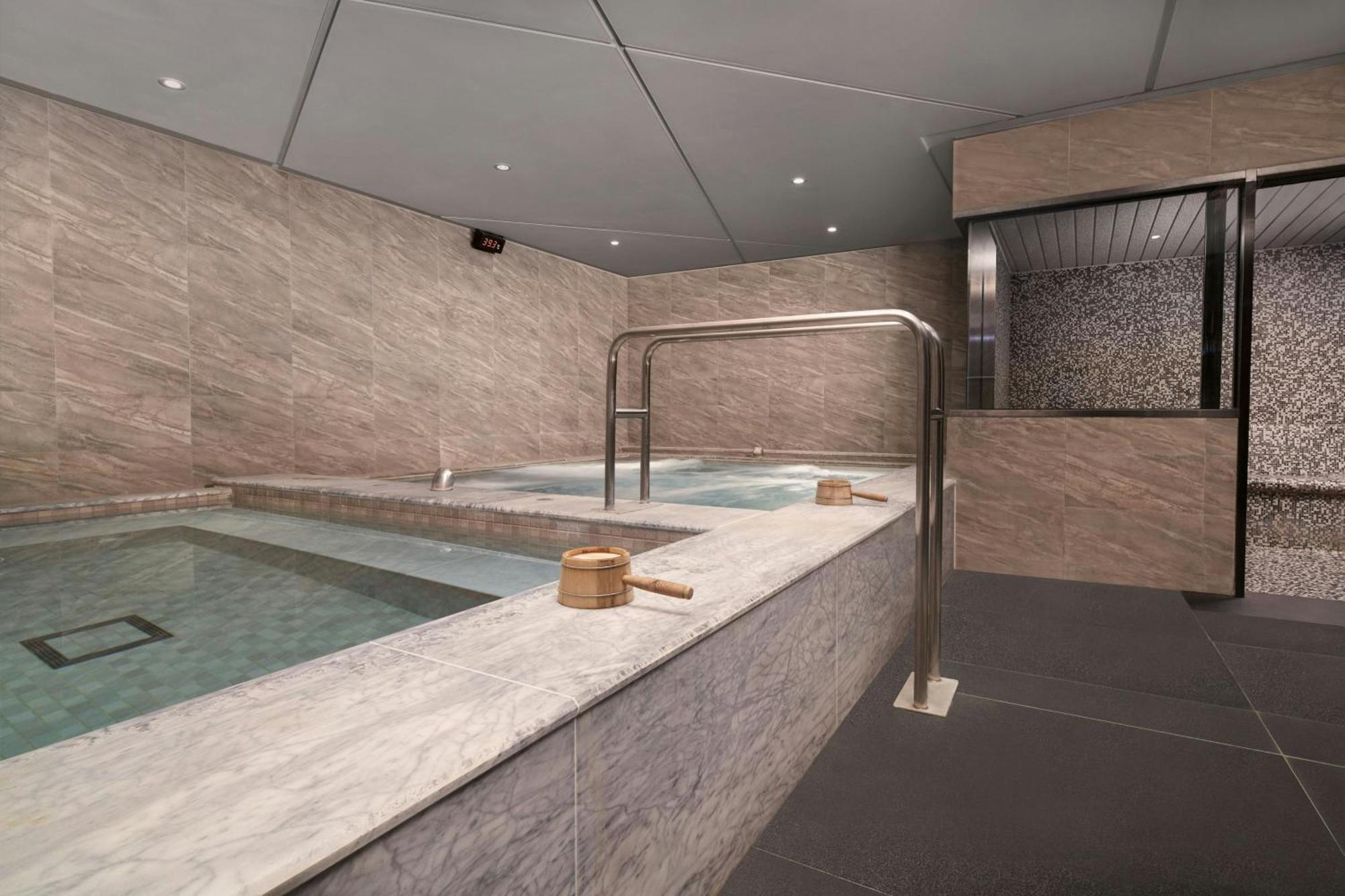 Sheraton Taitung Hotel Bagian luar foto A spa in a hotel