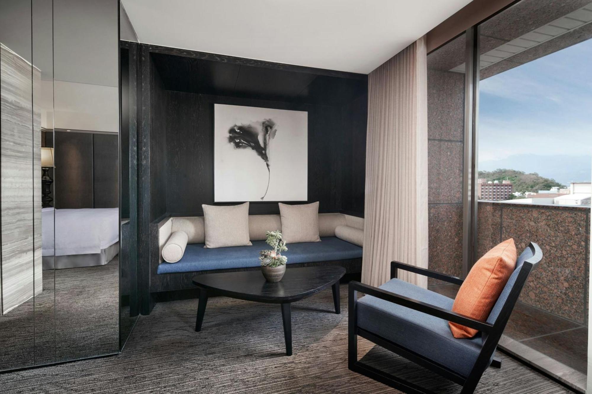 Sheraton Taitung Hotel Bagian luar foto A suite at the hotel