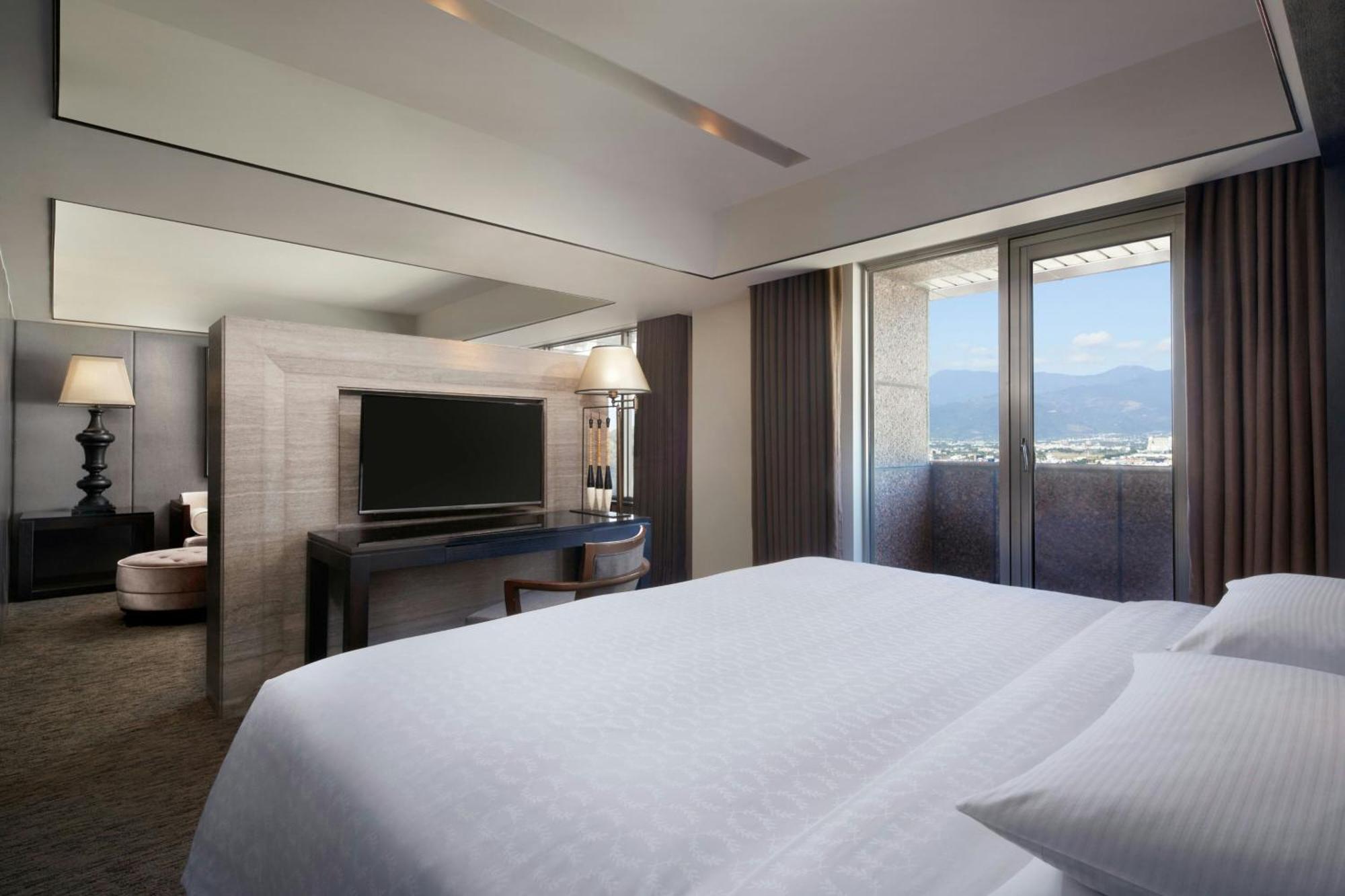 Sheraton Taitung Hotel Bagian luar foto A bedroom at the hotel