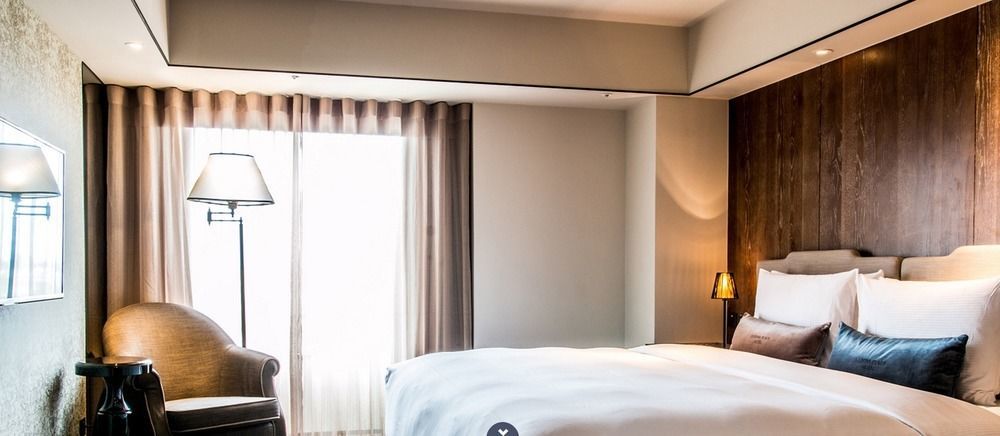 Sheraton Taitung Hotel Bagian luar foto A bedroom at the hotel