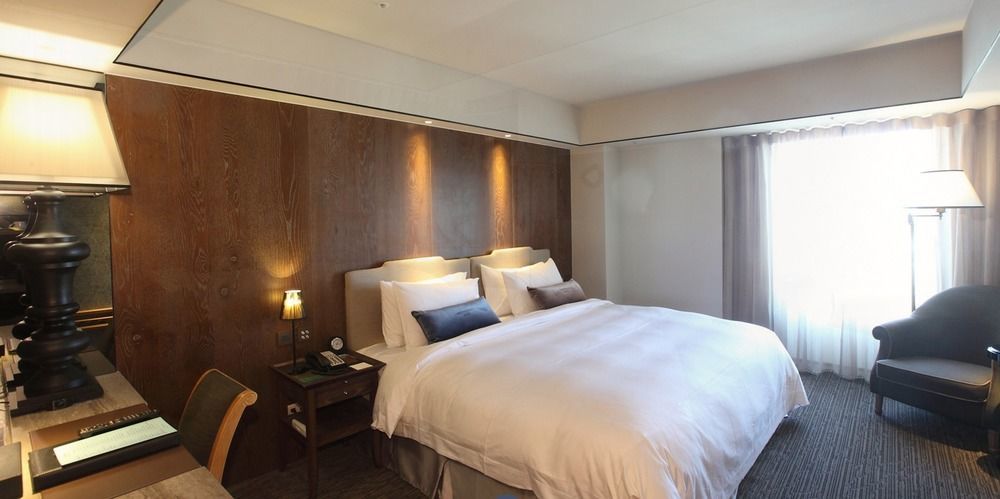 Sheraton Taitung Hotel Bagian luar foto A bedroom at the hotel