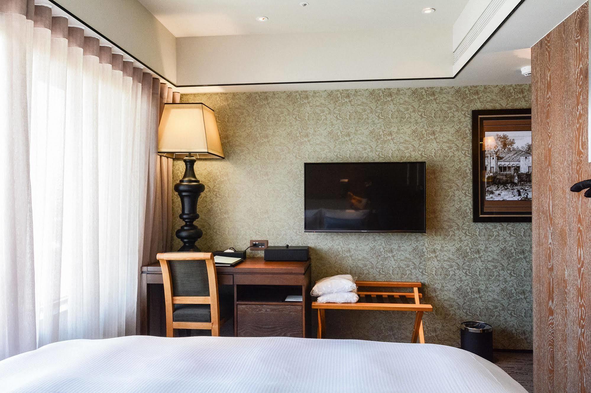 Sheraton Taitung Hotel Bagian luar foto A room at the hotel